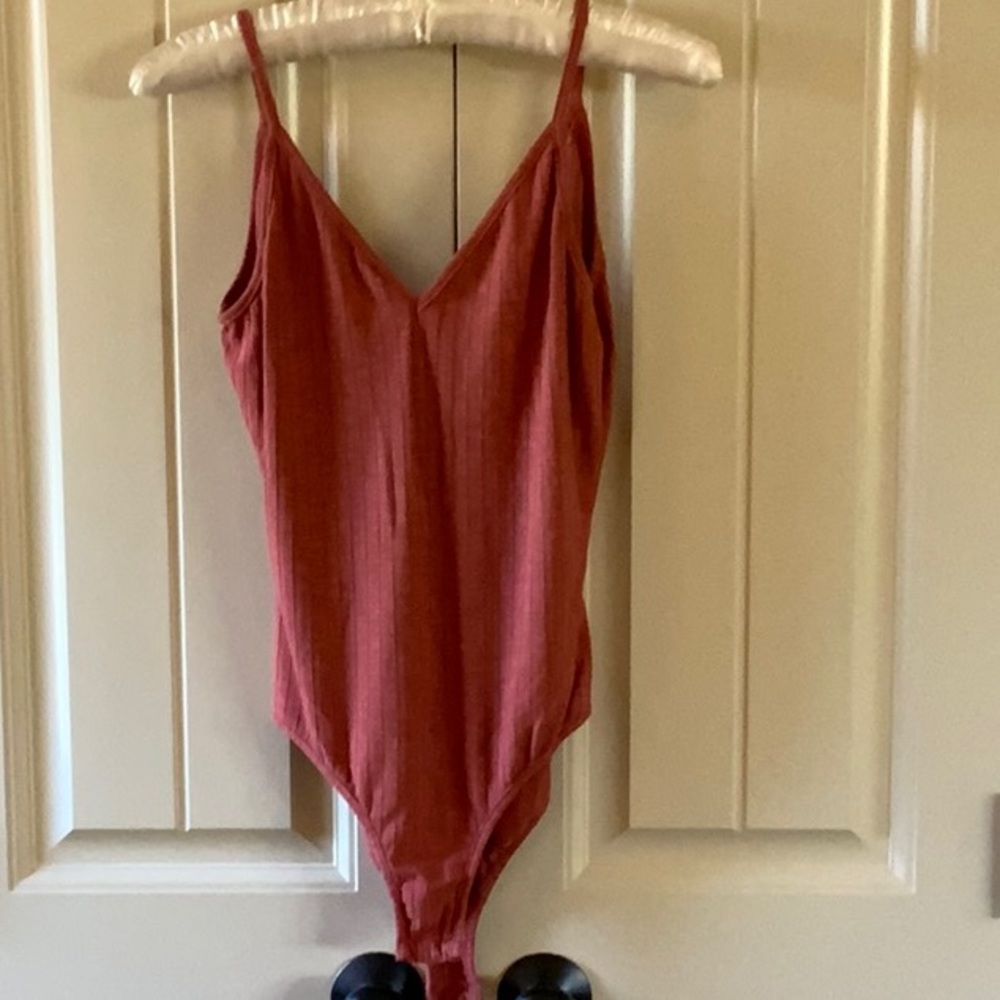 Etiquette Boutique rust, ribbed bodysuit